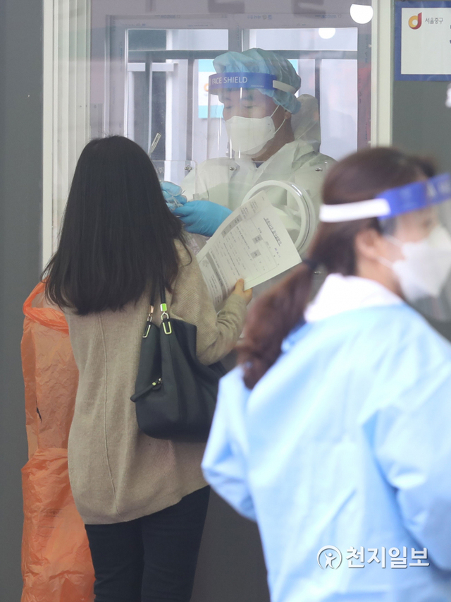 [천지일보=남승우 기자] 신종 코로나바이러스 감염증(코로나19) 신규 확진자가 658명으로 집계된 17일 오전 서울역 임시 선별검사소에서 시민들이 코로나19 검사를 받고 있다. ⓒ천지일보 2021.4.17
