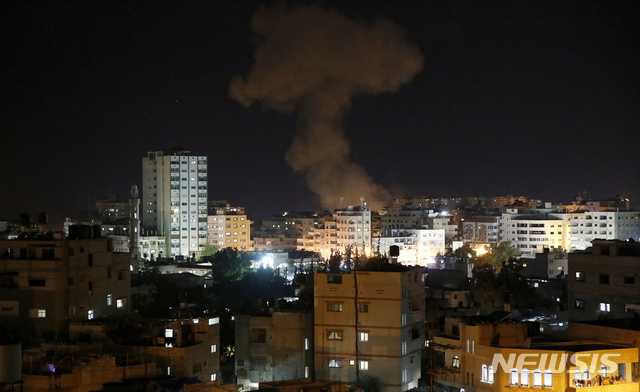 12일(현지시간) 이스라엘군의 공습을 받은 팔레스타인 자치령 가자지구에서 연기가 피어오르고 있다. (출처: 뉴시스)