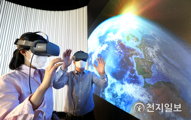 LG유플러스 관계자들이 우주를 배경으로 한 스튜디오에서 U+VR의 신규 콘텐츠를 감상하고 있다. (제공: LG유플러스) ⓒ천지일보 2021.5.16