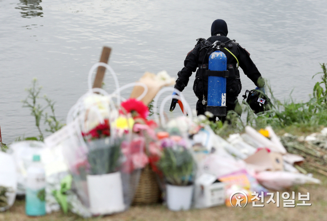 [천지일보=남승우 기자] 10일 오후 서울 반포한강공원 수상택시 승강장 인근에서 민간 잠수부들이 고(故) 손정민씨 친구 A씨의 휴대폰 수색 작업을 진행하고 있다. 실종 사건의 중요한 단서가 될 수 있는 친구 A씨의 휴대전화는 ‘아이폰8 스페이스그레이’ 기종인 것으로 전해진다. ⓒ천지일보 2021.5.10