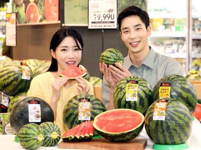 모델들이 서울 등촌동 홈플러스 강서점에서 올해 수박 상품을 선보이고 있다. (제공: 홈플러스)