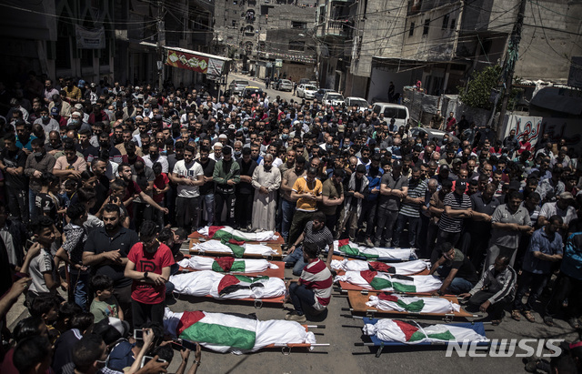 이스라엘과 하마스 간 무력충돌이 일주일째 계속되는 가운데 사태가 진화될 기미가 보이지 않고 있다. 사진은 15일(현지시간) 가자지구에서 이스라엘군의 공습으로 사망한 아부하타브 집안의 여성 2명과 자녀 8명의 장례식에 참석해 애도하는 팔레스타인 주민들. (출처: 뉴시스)