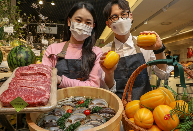 직원들이 16일 현대백화점 무역센터점 지하 1층 식품관에서 ‘장흥 한우’ ‘완도 전복’ ‘성주 참외’ 등의 지역 특산품을 소개하고 있다. (제공: 현대백화점)