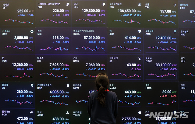 ‘다양한 알트코인’[서울=뉴시스] 11일 오전 서울 강남구 암호화폐거래소 업비트 라운지에 알트코인(비트코인을 뺀 다른 암호화폐) 시세가 전광판에 표시되고 있다.