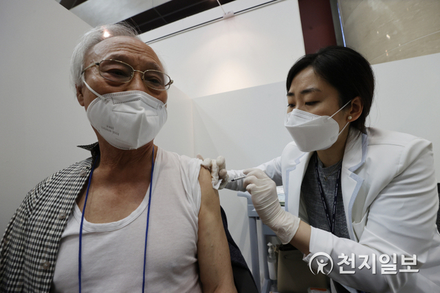 [천지일보=남승우 기자] 신종 코로나바이러스 감염증(코로나19) 신규 확진자가 488명으로 집계된 3일 서울 용산구 코로나19 예방접종센터에서 한 어르신이 백신 접종을 받고 있다. ⓒ천지일보 2021.5.3
