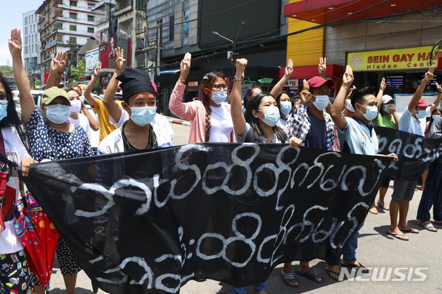 [양곤=AP/뉴시스]지난 3일(현지시간) 미얀마 양곤의 카마유트 지역에서 반 쿠데타 시위대가 