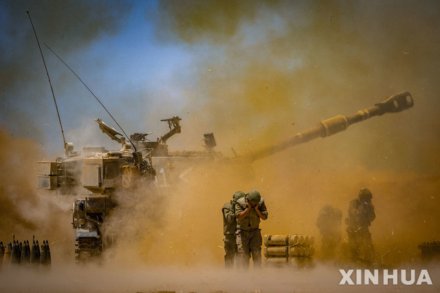 [스데로트=신화/뉴시스]12일(현지시간) 이스라엘 남부 스데로트에서 이스라엘 포병이 가자 지구로 포격하고 있다.