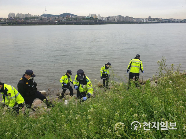 [천지일보=원민음 기자] 반포한강공원에서 실종됐다가 숨진 채 발견된 손정민(22)씨의 친구 A씨의 휴대전화에 대한 경찰의 수색작업이 10일 오전 서울 서초구 반포한강공원 수상택시 승강장 인근에서 이뤄지고 있다. ⓒ천지일보 2021.5.10