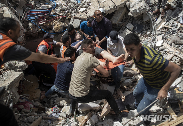 16일(현지시간) 가자지구에서 이스라엘의 공습으로 파괴된 주택 건물 잔해 밑에서 팔레스타인 구조대가 생존자를 구출하고 있다. (출처: 뉴시스)
