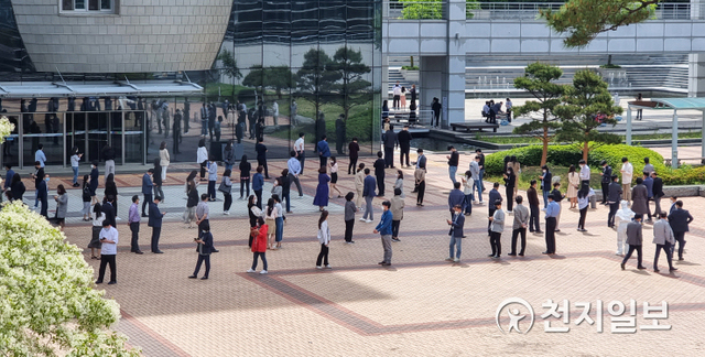 [천지일보 천안=박주환 기자] 충남 천안시청 공무원이 12일 코로나19 확진판정을 받음에 따라 직원들이 검사를 기다리고 있다. ⓒ천지일보 2021.5.12