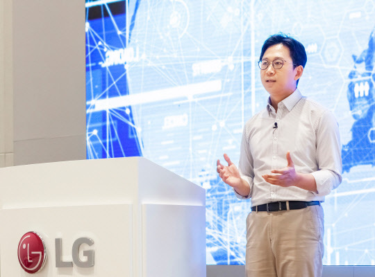 배경훈 LG AI연구원 원장이 17일 비대면 방식으로 진행된 ‘AI 토크 콘서트’에서 초거대 인공지능(AI) 개발에 1억 달러를 투자한다고 발표하고 있다. (제공: LG)