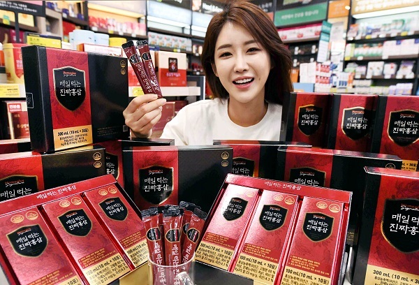 모델이 17일 서울 등촌동 홈플러스 강서점에서 PB 신제품 홍삼 스틱 ‘홈플러스 시그니처 매일 먹는 진짜홍삼’(10㎖ 30포)을 선보이고 있다. (제공: 홈플러스)