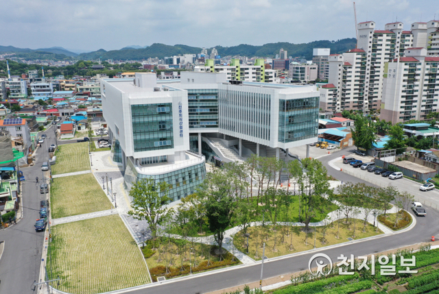 도심형 첨단산업 육성을 위해 건립한 망경동 소재 지식산업센터 전경. (제공: 진주시) ⓒ천지일보 2021.2.1