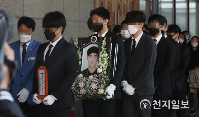 [천지일보=남승우 기자] 지난달 25일 반포한강공원에서 실종됐다가 엿새 만에 숨진 채 발견된 대학생 고 손정민씨의 발인식이 5일 오전 서울 서초구 서울성모병원에서 엄수되고 있다. ⓒ천지일보 2021.5.5