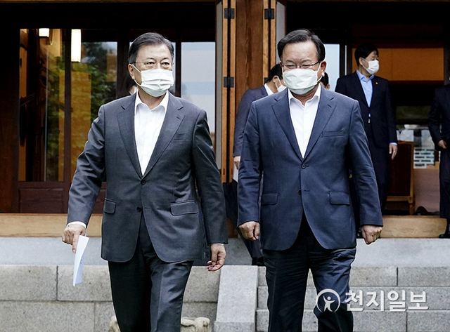 [천지일보=박준성 기자] 문재인 대통령이 17일 청와대 상춘재에서 김부겸 국무총리와 주례회동을 마친 후 대화하고 있다. (제공: 청와대) ⓒ천지일보 2021.5.17