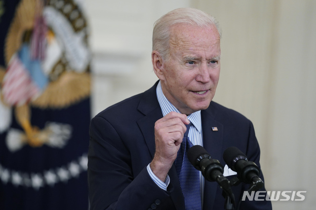 [워싱턴=AP/뉴시스]조 바이든 미국 대통령이 4일(현지시간) 백악관 스테이트 다이닝 룸에서 코로나19 백신 프로그램과 관련해 연설하고 있다.