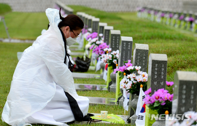 5·18민주화운동 41주기를 하루 앞둔 17일 광주 북구 운정동 국립 5·18민주묘지에서 유족들이 열사 묘를 참배하고 있다. (출처: 뉴시스)