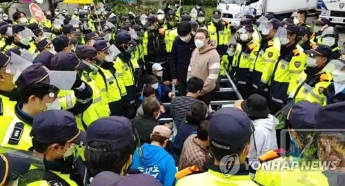 (성주=연합뉴스) 18일 오전 경북 성주군 초전면 소성리 사드기지 입구에서 주민과 경찰이 대치하고 있다.