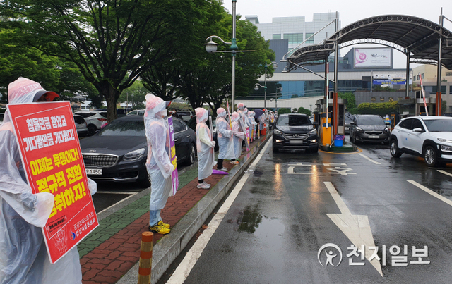 [천지일보 진주=최혜인 기자] 민주노총 공공연대노동조합 경상대학교병원지회가 17일 경남 진주 경상대병원 본관 앞에서 정규직 전환을 위한 피켓 시위를 벌이고 있다. ⓒ천지일보 2021.5.18