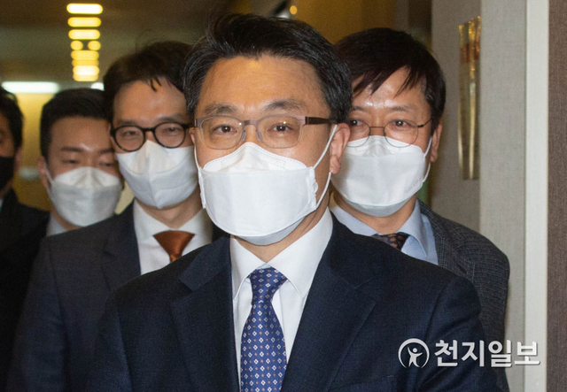 [천지일보=남승우 기자] 김진욱 초대 고위공직자범죄수사처 처장(가운데)이 27일 오후 서울 강남구 대한변호사협회에서 이찬희 대한변호사협회장을 예방하기 위해 이동하고 있다. ⓒ천지일보 2021.1.27