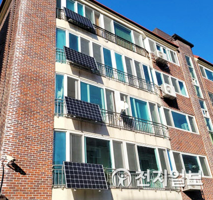 진주시 상대동의 한 공동주택에 설치된 미니태양광. (제공: 진주시) ⓒ천지일보 2021.5.18