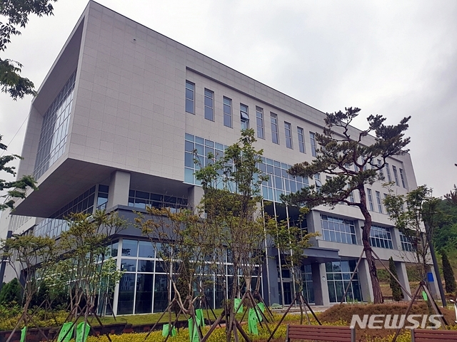 예산 171억원을 들여 세종시 반곡동에 6783㎡ 규모로 지하 1층, 지상 4층으로 지어진 관세평가분류원 전경. 해당 건물은 지난해 5월 완공됐지만, 텅빈 상태로 방치돼 세금 낭비라는 지적을 받고 있다. (출처: 뉴시스)