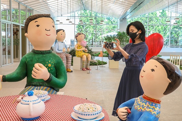 18일 현대백화점 목동점 7층 글라스하우스에서 고객들이 기념촬영을 하고 있다. (제공: 현대백화점)