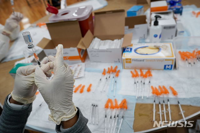 지난 4월 8일 미국 뉴욕 스탠튼아일랜드 자치구 알바니아 이슬람문화센터 코로나19 백신 접종장에서 노스웰헬스 간호사가 백신을 주사기에 채우고 있다. (출처: 뉴시스)