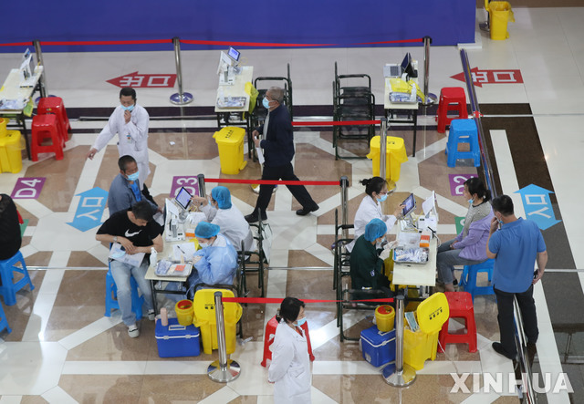 [선양=신화/뉴시스] 18일 중국 랴오닝성 선양에서 주민들이 코로나19 백신 주사를 맞고 있다. 2021. 5. 18.