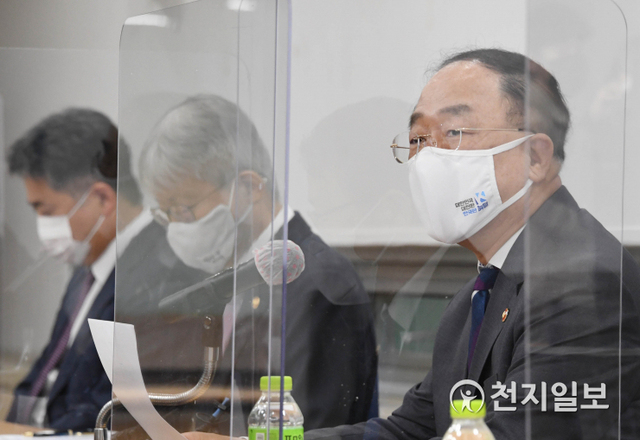 [천지일보=남승우 기자] 홍남기 경제부총리 겸 기획재정부 장관이 16일 서울 마포구 자율주행시범지구 내 산학협력 연구센터 회의실에서 열린 ‘제8차 혁신성장 BIG3 추진회의’를 주재하고 있다. (제공: 기획재정부) ⓒ천지일보 2021.4.16