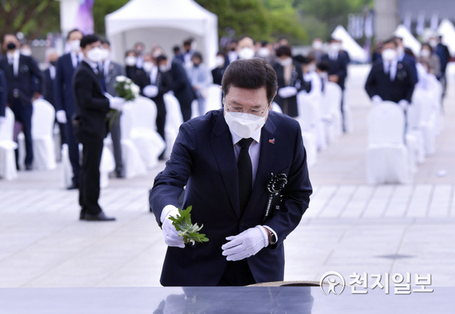 [천지일보 광주=이미애 기자] 이용섭 광주시장이 17일 오전 북구 운정동 국립5.18민주묘지에서 열린 ‘제41주년 5.18민주화운동 추모제’에 참석해 헌화·분향을 하고 있다. (제공: 광주시청) ⓒ천지일보 2021.5.17