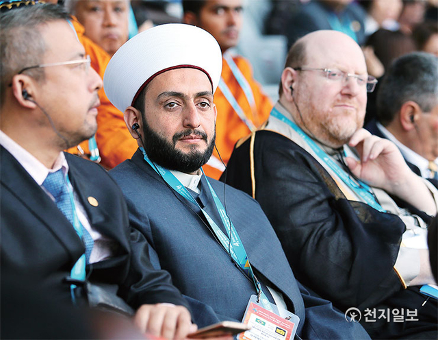 브라질 국가 이슬람 연합(UNI) 모하메드 알 부카이 종교국장(가운데)이 인천 아시아드 주경기장에서 2018년 9월 18일 열린 평화 만국회의 4주년 기념식에 참석해 축사자의 발제를 경청하고 있다. (제공: HWPL) ⓒ천지일보 2021.5.19