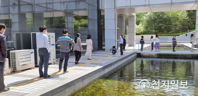 [천지일보 천안=박주환 기자] 충남 천안시청 공무원이 12일 코로나19 확진판정을 받음에 따라 방역당국이 청사 버들광장 야외테라스에 임시선별진료소를 설치하고 전 직원을 대상으로 전수검사에 들어갔다. ⓒ천지일보 2021.5.12