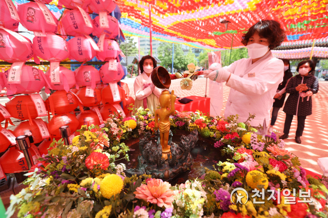 [천지일보=남승우 기자] 부처님오신날을 2주 앞둔 6일 오전 서울 종로구 조계사에서 불자들이 아기부처를 목욕시키는 관불의식을 하고 있다. ⓒ천지일보 2021.5.6