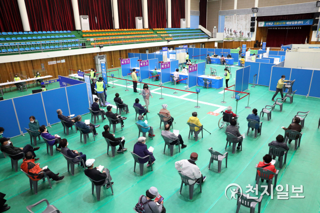 4일 인제군이 75세 이상 어르신들이 코로나19 예방 백신 접종을 위해 거리두기를 하며 대기하고 있다. (제공: 인제군청) ⓒ천지일보 2021.5.4