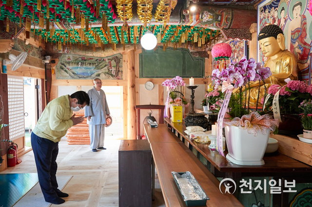 오세현 아산시장이 불기 2565년 부처님오신날을 앞두고 관내 주요 사찰을 방문해 합장을 하고 있다. (제공: 아산시) ⓒ천지일보 2021.5.19