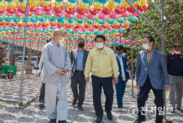 오세현 아산시장이 불기 2565년 부처님오신날을 앞두고 관내 주요 사찰을 방문해 코로나19 방역수칙 준수를 당부하고 있다. (제공: 아산시) ⓒ천지일보 2021.5.19