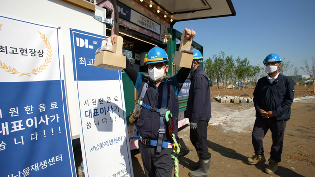 지난 18일 근로자들을 위한 커피차가 배달된 서울 강서구 방화동 DL이앤씨 서남물재생센터 현장. (제공: DL이앤씨)