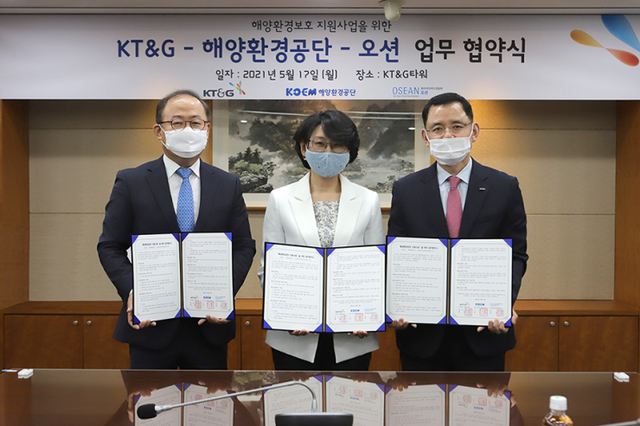 KT&G가 지난 17일 KT&G 서울 사옥에서 해양환경공단과 시민단체인 동아시아 바다공동체 오션과 함께 해양 생태계 보호를 위한 업무협약을 체결했다. 협약 체결 후 이상학 KT&G 지속경영본부장(왼쪽)과 유상준 해양환경공단 해양보전본부장(오른쪽), 홍선욱 동아시아 바다공동체 오션 대표(가운데)가 기념촬영을 하고 있다. (제공: KT&G)