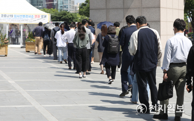 [천지일보=남승우 기자] 신종 코로나바이러스 감염증(코로나19) 신규 확진자가 닷새 만에 700명대를 기록한 13일 오전 서울 강남구 삼성역에 마련된 임시 선별검사소에서 시민들이 코로나19 검사를 받기 위해 줄을 서서 기다리고 있다. 이날 코로나19 신규 확진자는 715명으로 집계됐다. ⓒ천지일보 2021.5.13