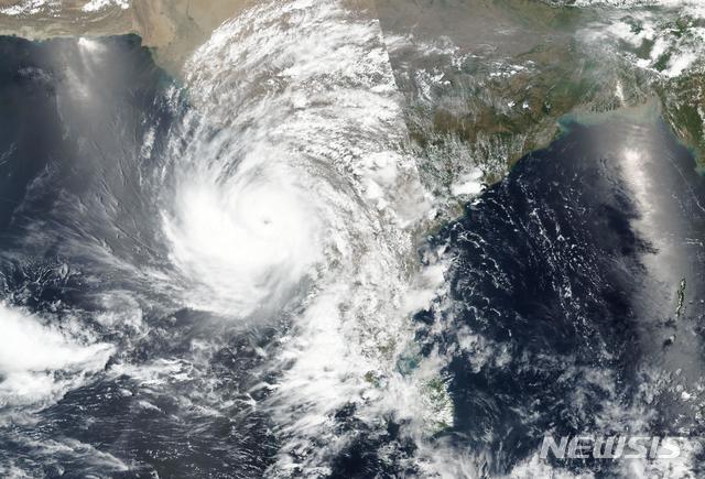 16일(현지시간) 미 항공우주국(NASA)이 공개한 위성사진에 사이클론 '타우크태'가 인도 서부로 접근하고 있다. 인도 기상 당국은 시속 140㎞의 강풍을 동반한 '타우크태'가 17일 밤이나 18일 오전 서부 구자라트주에 상륙할 것으로 예상된다고 밝혔다. (출처: AP/뉴시스)