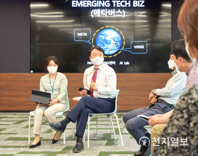 지난 18일 권준학 NH농협은행장(왼쪽에서 두 번째)이 서울 서초구 소재 NH디지털혁신캠퍼스에서 개최한 ‘D-Talk’ 세미나에 참석해 디지털R&D센터 직원들과 소통하고 있다. (제공: NH농협은행) ⓒ천지일보 2021.5.19