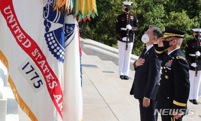 한미정상회담 참석차 미국 워싱턴을 방문중인 문재인 대통령이 20일 오전(현지시간) 워싱턴D.C. 인근 알링턴 국립묘지를 참배하고 있다. 2021.05.20. (출처: 뉴시스)