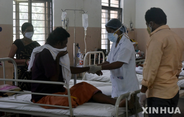 20일 인도 하이데라바드의 한 병원에서 털곰팡이균 감염자(왼쪽에서 두 번째)를 치료하는 의료진. (출처: 뉴시스)