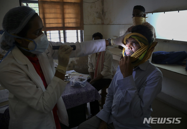 20일 인도 하이데라바드의 한 병원에서 의사가 털곰팡이균 감염자를 진찰하고 있다. (출처: 뉴시스)