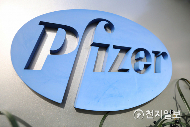 [천지일보=남승우 기자] 미국 제약회사 화이자와 독일 바이오엔테크가 함께 개발 중인 신종 코로나바이러스 감염증(코로나19) 백신의 예방 효과가 90% 이상이라는 중간 결과가 발표됐다. 사진은 11일 서울 중구 명동에 위치한 화이자 코리아 본사의 모습. ⓒ천지일보 2020.11.11