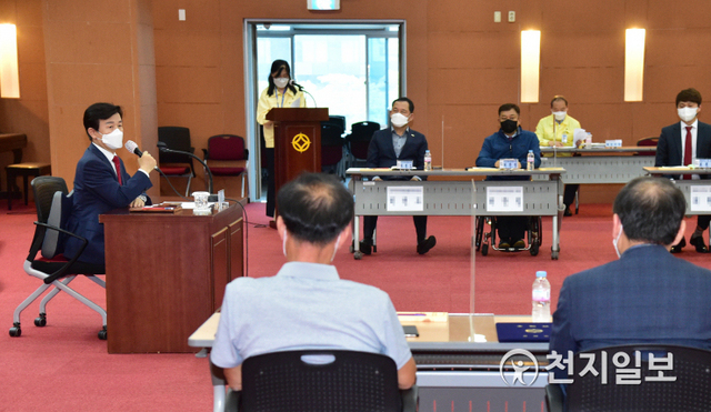 20일 진주시청 시민홀에서 조규일 시장을 비롯한 관계자들이 참석한 가운데 시민상 추천위원회 위촉식 및 회의가 열리고 있다. (제공: 진주시) ⓒ천지일보 2021.5.21