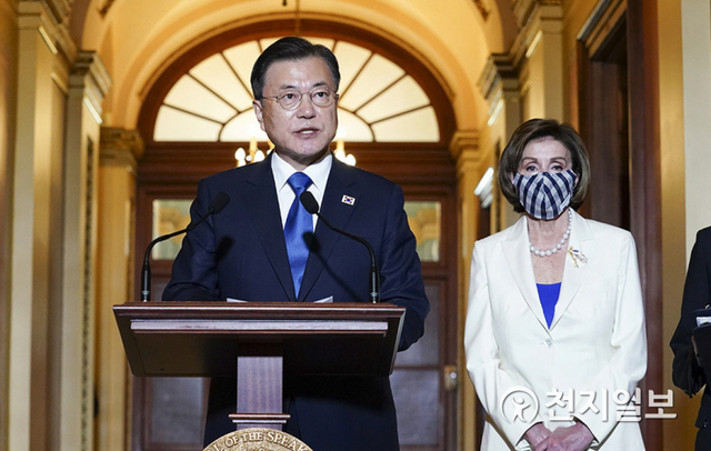 [천지일보=박준성 기자] 미국을 방문 중인 문재인 대통령이 20일 오후(현지시간) 워싱턴 국회의사당에서 미국 연방하원의원 지도부와 간담회에 앞서 발언하고 있다. 오른쪽은 낸시 펠로시 미국 연방하원의회 의장. (제공: 청와대) ⓒ천지일보 2021.5.21