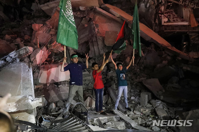 휴전 소식에 기뻐하는 팔레스타인 어린이들	[가자지구=AP/뉴시스]21일(현지시간) 팔레스타인 가자 지구에서 팔레스타인 어린이들이 팔레스타인과 하마스 깃발을 흔들며 이스라엘과의 휴전을 기뻐하고 있다. 이날 이스라엘과 팔레스타인 무장 정파 하마스는 수백 명의 사망자를 낸 11일간의 가자 지구 유혈 충돌을 중단하기로 합의했다. 2021.05.21.