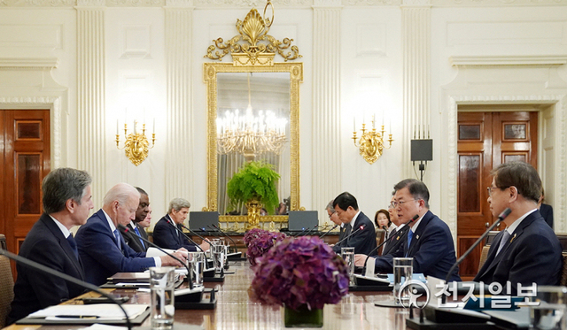 [천지일보=박준성 기자] 미국을 방문 중인 문재인 대통령이 조 바이든 미국 대통령이 참석한 가운데 21일 오후(현지시간) 백악관 국빈 만찬장에서 열린 확대회담에서 발언하고 있다. (제공: 청와대) ⓒ천지일보 2021.5.22